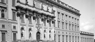 En ståtlig fasad i tre våningar, med pelare och ornament