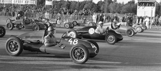 Bilar på startlinjen vid tävling i Skarpnäck