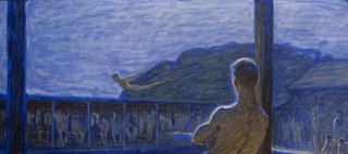 En man med bar överkropp står med ryggen mot betraktaren och tittar ut mot en kringbyggd bassäng som en man dyker ner i.