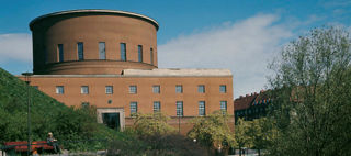Asplundbiblioteket med grönskande park i förgrunden