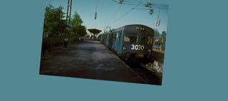 Tåg på en station med perrong och tak