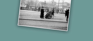 Dekorativt: Svartvitt foto av en kvinna på ett torg