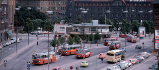 Norra Bantorget på 1970-talet, bussar runt Rotundan med Vinterpalatset i bakgrunden.