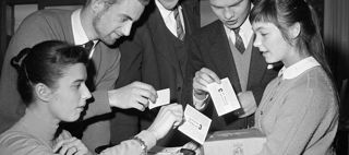 Fem elever stoppar valsedlar i en valurna