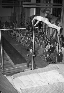 Karlavägen 79, Högre allmänna läroverket å Östermalm (Östra Real). Innepremiär för stavhopp. Ragnar ""Ragge"" Lundberg hoppar 3.90 m i skolans gymnastiksal