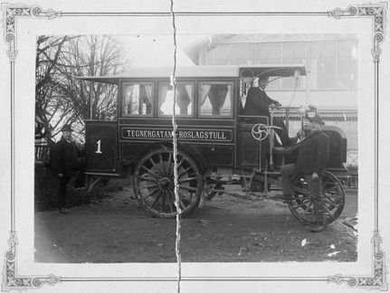 “Bullerbussen” kallades Sveriges första motorbuss. Den gick i trafik på Drottninggatan i Stockholm under några sommarveckor 1899.