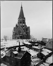 Skånegatan 112 från öster med Sofia kyrka i bakgrunden