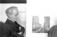 Per Anders Fogelström ser på utställningen Mariaberget på Stadsmuseet