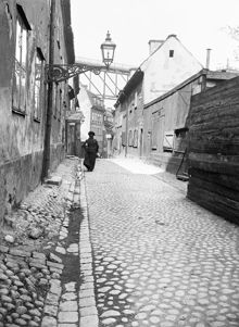 Stora Glasbruksgatan västerut från nr. 14. Katarinahissens bro i fonden