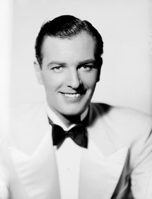 Porträtt av Gustav Wally (Gustaf Wallenberg), dansare, skådespelare och teaterchef. Under 40-talet var han teaterchef för Södra teatern (1939-41) och Oscarsteatern (1942-47)