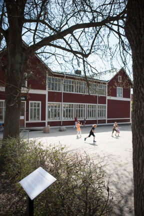 Moa Martinsons litterära skylt vid Örby bibliotek.