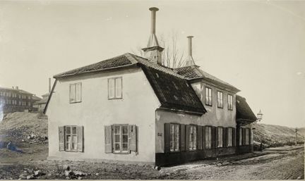Tvåvåningshus.