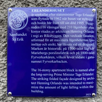 Blå emaljerad skylt med vit text