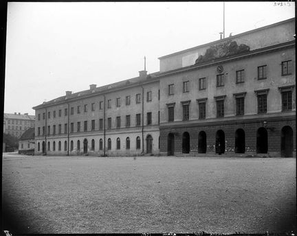 En lång trevåningsbyggnad med symmetriskt placerade fönster