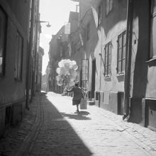 Gamla Stan. En kvinna med ballonger