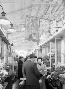Hötorgshallen. Kunder vid Apelqvists Blomsterhandel i saluhallen