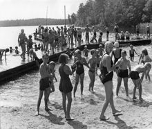 Manilla: Barn badar vid strand