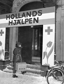 Stureplan 1. Hotel Anglais, entrén. Hollandshjälpens kontor. (Insamling med anledning av stormfloden)