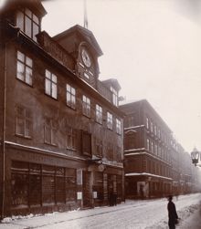 G W Linderoths Urfabrik. Exteriör av butiksdelen vintertid.
