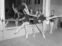 Gustav Adolfs Torg 2, Operan. Operans balettskola. Unga balettelever övar inför ett uppträdande. Brith Malmberg, Johanna Friberg, Kerstin Christenson och Margret Edlund