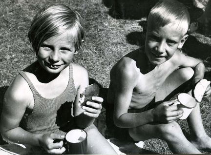 En paus med bullar och mjölk vid Flatenbadet
