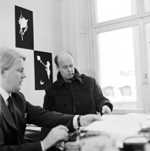 Författaren Bo Setterlind och ev. konstnären Torsten Renqvist vid skrivbord på Bonniers, Sveavägen 56
