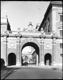 Riksbron norrut och valvet mellan Riksbanken och Riksdagshuset på Helgeandsholmen