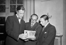 Drottninggatan 120, Stockholms Högskola. Utgivning av boken ""Med Norsel till Maudheim och Antarktis"" firas på Geografiska institutet. Till vänster Dr. Valter Schytt