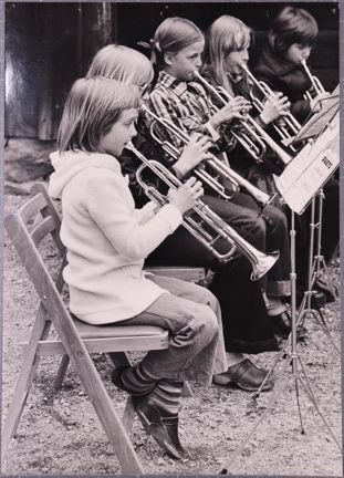 Elever från kommunala musikskolan i söderort spelar på Skansen
