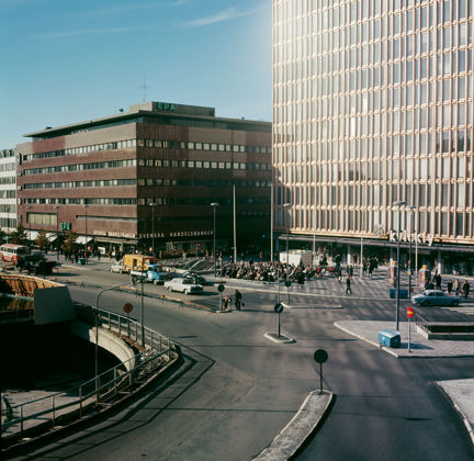 Rödbruna fasader intill gatan kring Sergels torg