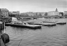 Vy från Tegelbacken mot järnvägsbron och Gamla Stan. Byggnader fr. v. Centralpalatset, Rosenbad, Riksdagshuset, Slottet, Strömsborg och Riddarhuset