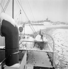 Strömmen/Saltsjön, utsikt mot Kastellholmen. Stockholms eget isbrytarfartyg "Isbrytaren II", aktern