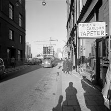 Malmskillnadsgatan norrut från Brunkebergstorg. T.v. kv. Fyrmörsarens nordöstra hörn, Malmskillnadsgatan 3. T.h. Malmskillnadsgatan 32, platsen för blivande Gallerian