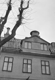 Allmänna Gränd, Djurgårdsstaden. Ett stenhus, smyckad med en klocka. Klockan är från Meijers gjuteri, daterad 1735