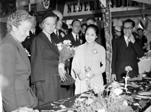 Birger Jarlsgatan 18, Ostermans marmorhallar. Prinsessan Sibylla besöker Rädda barnens internationella utställning ""Nationernas gata"" där representanter för utländska beskickningar i Stockholm deltar