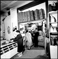 Hamngatan 36. Guns väskor. Butiksinteriör