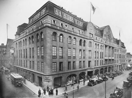 Exteriör av varuhuset Nordiska Kompaniet, NK, vid Hamngatan 18-20.