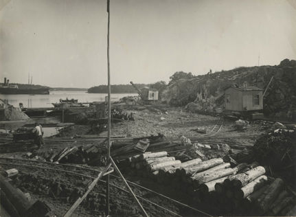 Frihamnen: Bergschaktning mellan Frihamnen och Lindarängen. Lokomotivkranar i arbete.