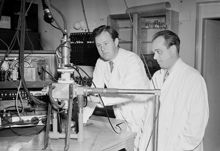 Karolinska Institutet, Cellforskningsavdelningen. Docent A. Engström och med.lic. S. Bellman vid apparaturen för röntgenabsorptionsmätning