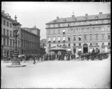 Brunkebergstorgs norra sida. Brunkebergsgatan till vänster