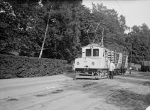 Transport av ved på Vallhallavägen under kristiden omkring år 1917. Lok nr 912, SNS litt. E2 (AEG 1911).