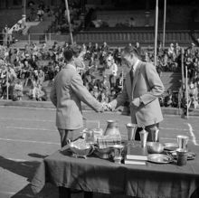 Stadion. Gunder Hägg (t.h.) delar ut pris till segrarna vid Svenska Dagbladets stafettlöpning