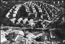 Flygbild över Storängsbotten och Gärdeshöjden. Till höger i bakgrunden Erik Dahlbergsgatan