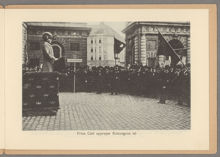 Bondetåget 1914. Prins Carl upprepar Konungens tal på yttre borggården.
