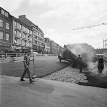 Drottninggatan söderut från Brunkebergsgatan. Kv. Hägern Mindre är rivet. Asfaltering pågår