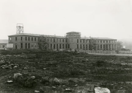 Sjöhistoriska museet under uppbyggnad. Det står byggnadsställningar runt byggnaden. 