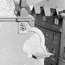 Herkulesgatan 18, hörnet vid Drottninggatan. Detaljer på södra gaveln. Maskaron i gavelröstets högra del