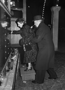 Centralstationen. Kung Gustaf Adolf och drottning Louise går ombord på den kungliga vagnen på tåget till Köpenhamn för att delta vid drottning Alexandrines begravning