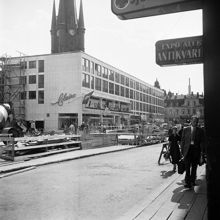 Klarabergsgatan 31-35. Ny bebyggelse i Klara, modehuset Claire. Huset fungerade också som evakueringshus åt företag som förlorat sina lokaler. T.v. Klara kyrka