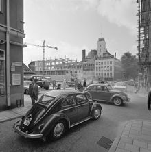 Brunkebergsgatan västerut mot Drottninggatan. Rivning av kv. Hägern Mindre. Kv. Svalan vid Klara Östra Kyrkogata i fonden